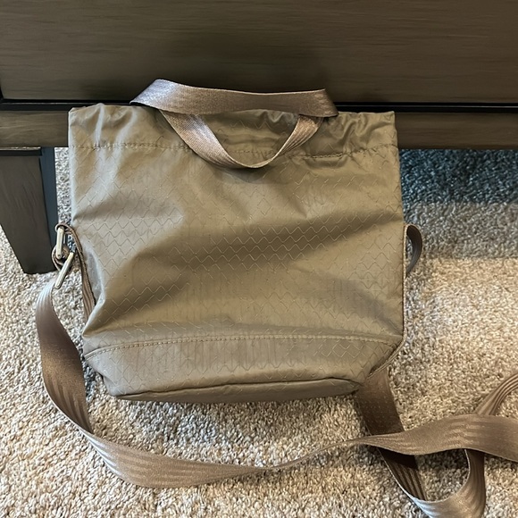 Athleta excursion Crossbody bucket bag. - Picture 2 of 8
